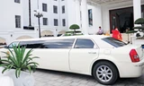 Siêu xe Limousine dài thườn thượt gần...9m, gây “choáng” cho giới trẻ thành Vinh. Ảnh: Quang Long.
