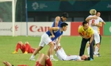 Trận đấu có mồ hôi nước mắt và cả máu của Olympic Việt Nam (người nằm gục trên sân là Quang Hải). 