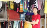 Vũ Thị Tuyến đang bán quần áo thuê ở Hà Nội để kiếm tiền ăn học. Ảnh: Quang Lộc.