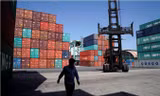Hàng xuất khẩu Trung Quốc tại cảng ở Thượng Hải. Ảnh: Reuters.