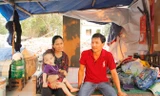 Không có đất tái định cư, gia đình anh Đinh Quang Tuấn (tổ 52, thôn Mân Quang, phường Hòa Quý, quận Ngũ Hành Sơn, TP Đà Nẵng) phải sống trong lán trại chật chội sau khi đập bỏ nhà cửa. Ảnh: Thanh Trần.
