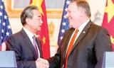 Ngoại trưởng Mỹ Mike Pompeo và Ngoại trưởng Trung Quốc Vương Nghị trong một lần gặp gỡ. Ảnh: AP.