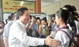 ​Bộ trưởng Bộ GD&ĐT Phùng Xuân Nhạ thăm hỏi thí sinh đến làm thủ tục ở TPHCM.