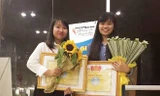 Tác giả Thanh Loan (bên trái) và nhân vật Nguyễn Thị Quy nhận giải nhất cuộc thi. Ảnh: H.T.