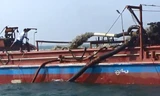 Tàu hút cát tại Cửa Đại. Ảnh: N.T.