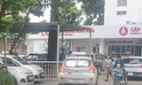 Bị taxi trong BV từ chối đi với đoạn đường ngắn, bệnh nhân đã ngồi xe đẩy đi ra cổng bắt taxi bên ngoài. Ảnh: Anh Trọng.