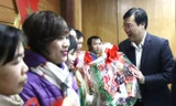 Bí thư thứ nhất T.Ư Đoàn Lê Quốc Phong trao quà Tết cho cán bộ công nhân viên người lao động có hoàn cảnh khó khăn. Ảnh: Xuân Tùng.