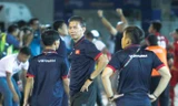 Nỗi thất vọng của HLV Hoàng Anh Tuấn (giữa) sau khi U18 Việt Nam bị loại khỏi giải U18 Đông Nam Á từ vòng bảng. Ảnh: H.L.