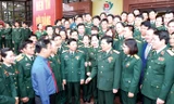 Lãnh đạo Quân ủy T.Ư, Bộ Quốc phòng và lãnh đạo T.Ư Đoàn trò chuyện với các đại biểu dự Đại hội Đoàn toàn quân lần thứ IX, tháng 11/2017. Ảnh: N.S.