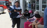 Hành khách vật vạ vì không mua được vé xe rời Đà Nẵng sau kì nghỉ lễ.