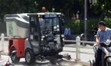 Xe quét rác hơn 1 tỷ đồng hoạt động tại Hà Nội.