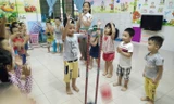 Cô Lê Thị Hiền Hảo đang hướng dẫn trẻ cùng chơi Bộ đồ chơi lý thú.