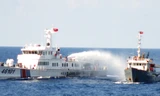 Tàu hải cảnh Trung Quốc xịt vòi rồng vào tàu Việt Nam trong vùng biển Việt Nam hồi tháng 5/2014. Nguồn: Cảnh sát biển Việt Nam.