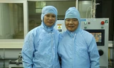 GS.TSKH Thân Đức Hiền (bên phải), trong phòng thí nghiệm của Viện Đào tạo quốc tế về khoa học vật liệu.