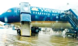 Sân đỗ máy bay sân bay Tân Sơn Nhất bị ngập nước sau cơn mưa lớn.