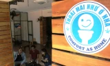 Logo mời đi vệ sinh miễn phí bắt gặp trên rất nhiều quán cà phê, khách sạn. Ảnh: Thanh Trần.