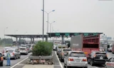 Hàng đoàn xe nối dài ở trạm thu phí BOT Pháp Vân - Cầu Giẽ. Ảnh: Hồng Vĩnh.