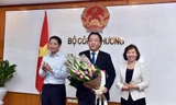 Bộ trưởng Trần Tuấn Anh và Thứ trưởng Hồ Thị Kim Thoa tặng hoa cho tân Chánh văn phòng Trần Hữu Linh. Ảnh: BCT.