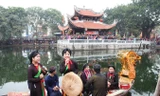 Hát dân ca quan họ Bắc Ninh trên thuyền rồng. Ảnh: Nhật Minh.