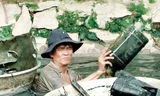 Thường xuyên phải lặn ngụp dưới dòng nước bẩn, nhưng ông Hoàng vẫn lạc quan vì ông nghĩ công việc của mình đã nuôi sống gia đình.
