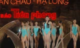 Nguyễn Thị Huyền trong phần thi áo tắm tại đêm chung kết cuộc thi Hoa hậu Việt Nam 2004 tại Tuần Châu, Quảng Ninh. Ảnh: Hồng Vĩnh.