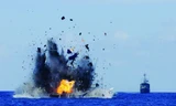 Hải quân Indonesia cho nổ tung tàu cá nước ngoài ngày 20/5. Ảnh: Getty Images.