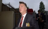 HLV Van Gaal gặp khó với trận thua tai hại trước West Ham. Ảnh: GETTY IMAGES.