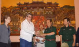 Ông Edward F.Lewis trao lại kỷ vật của liệt sỹ Trần Nhật Ký cho đại diện Bộ Quốc phòng Việt Nam. Ảnh: Nguyễn Minh.