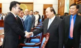 Thủ tướng Nguyễn Xuân Phúc bắt tay thân mật các gương mặt trẻ Việt Nam tiêu biểu 2016. Ảnh: TTXVN.