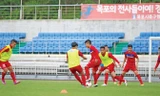 Các cầu thủ U20 tích cực chuẩn bị cho trận mở màn gặp U20 New Zealand. Ảnh: Đoàn Nhật.