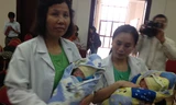 Hai bé sinh non, nhẹ cân trong ngày được xuất viện.