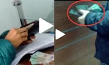 Người dân lấy tiền gói vào giấy A4 rồi đưa cho cán bộ hải quan.