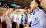 Bầu Đức (trái) cùng lãnh đạo VFF xuống sân động viên thày trò HLV Hữu Thắng sau trận đấu với U23 Hàn Quốc. Ảnh: VSI.