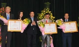 Phó Thủ tướng Chính phủ Phạm Bình Minh trao Bằng khen của Thủ tướng Chính phủ cho ông David Dương và tập thể VWS.