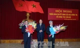 Ông Tô Huy Rứa trao Quyết định của Bộ Chính trị cho các ông Đỗ Văn Chiến (bên phải) và Phạm Duy Cường (bên trái). Ảnh: TTXVN
