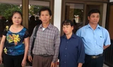 Sau 10 năm ngồi tù oan, Nguyễn Thanh Chấn (áo kẻ) trở về đoàn tụ với gia đình. Ảnh: Nguyễn Tuấn.