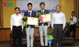 Thứ trưởng Nguyễn Vinh Hiển trao bằng khen cho 2 học sinh đạt huy chương Vàng. Ảnh VOV 