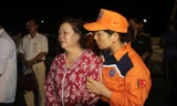 Thân nhân của thuyền viên tàu Hải Thành ngóng tin người thân. Ảnh: Đ.Thanh.