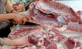 Giá thịt lợn, gà tiếp tục giảm sâu