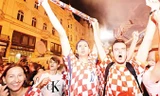 CÐV Croatia ăn mừng chiến thắng trận tứ kết gặp chủ nhà Nga.
