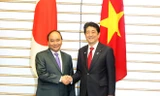 Thủ tướng Nhật Bản Shinzo Abe đón Thủ tướng Nguyễn Xuân Phúc. Ảnh: TTXVN.