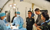 Thượng tướng Phạm Ngọc Minh đánh giá cao sự chuẩn bị của bệnh viện dã chiến của Việt Nam. Ảnh: Trần Nguyễn Anh.