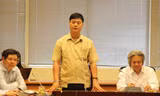 Ông Hồ Sỹ Sơn, Phó Giám đốc học viện Khoa học xã hội (người đứng) đang trả lời báo chí tại buổi gặp gỡ báo chí sáng 22/4. Ảnh: Hoa Ban.