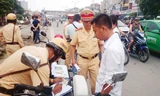Từ ngày 1/8, chạy xe máy lạng lách, đánh võng, quá tốc độ... sẽ bị phạt từ 10 đến 14 triệu đồng. Ảnh: Như Ý.