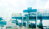 Một trong số ít trạm thu phí tự động không dừng đã được đưa vào vận hành. Ảnh: Sỹ Lực.