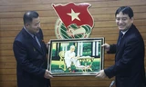 Bí thư thứ nhất T.Ư Đoàn Nguyễn Đắc Vinh trao tặng quà lưu niệm cho Chủ tịch Ủy ban Trung ương Đồng minh Thanh niên XHCN Kim Nhật Thành Jon Yong Nam.