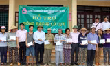 Đoàn công tác của NHCSXH trao quà hỗ trợ tới bà con vùng lũ xã Quảng Lộc, thị xã Ba Đồn (Quảng Bình).