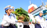 Các chiến sĩ vận chuyển lá dong gói bánh chưng xuống tàu đi Trường Sa. Ảnh: Trường Phong.