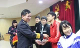 Chuẩn Đô đốc Nguyễn Ngọc Tương, Phó Chính ủy Hải quân trao giải cho các em học sinh, sinh viên làm bài thi mẫu đạt kết quả cao, tại lễ phát động. Ảnh: Nguyễn Minh.