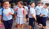 Mỗi học sinh trường Tiểu học N.T.T, quận Thủ Đức, TPHCM phải mặc 3 loại đồng phục khác nhau. Ảnh: Nguyễn Dũng.